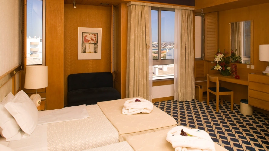 Twin Suite Avenue View