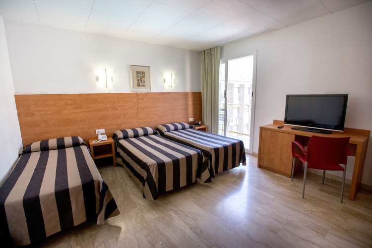 Standard Triple room with balcony