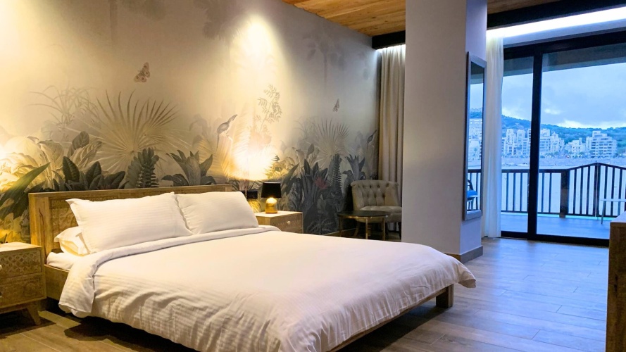 Deluxe with Direct Beach Access Double Suite