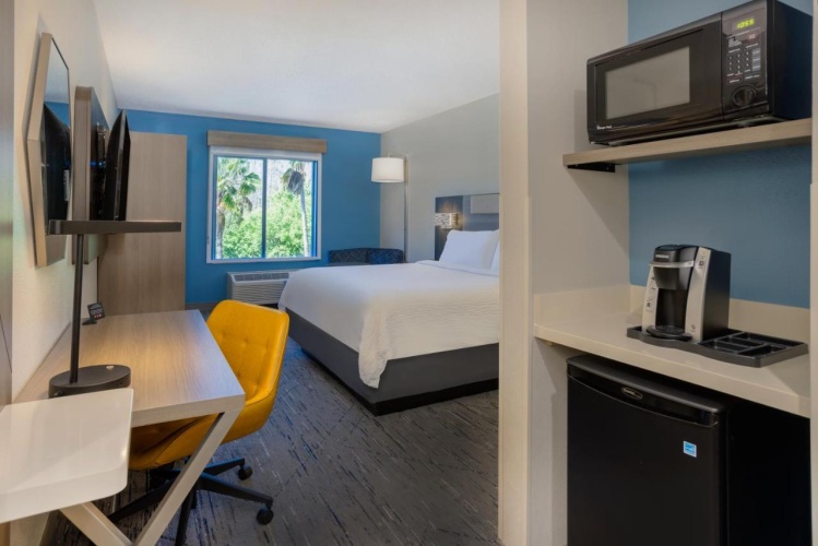 Holiday Inn Express & Suites Tampa-I-75 @ Bruce B.Downs photo 9