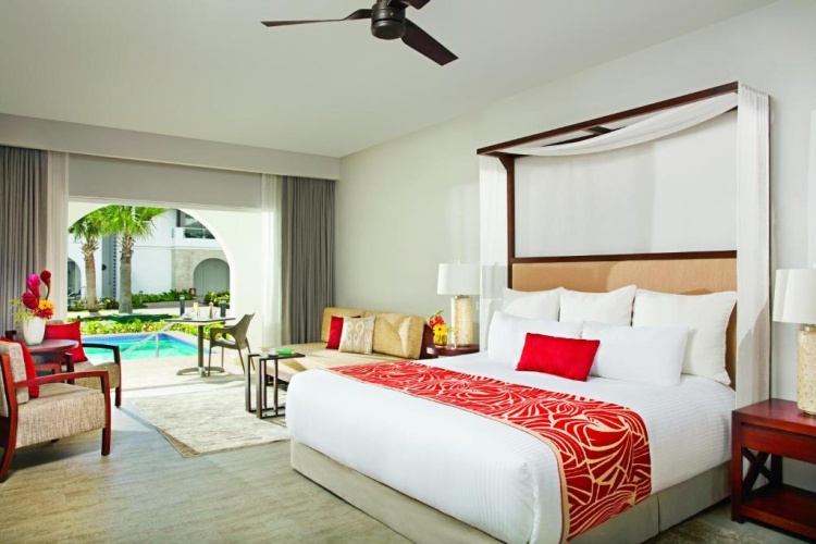 Deluxe Preferred Club Swim-Up Double room