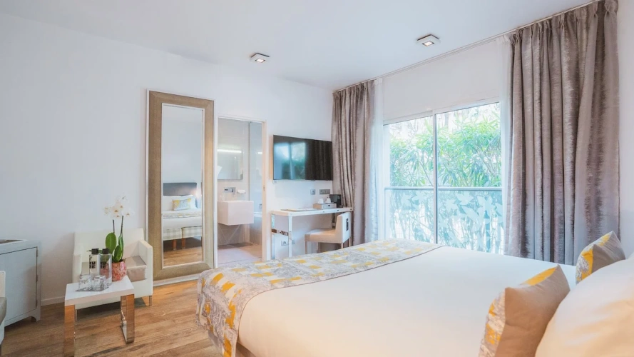 Classic Double White room