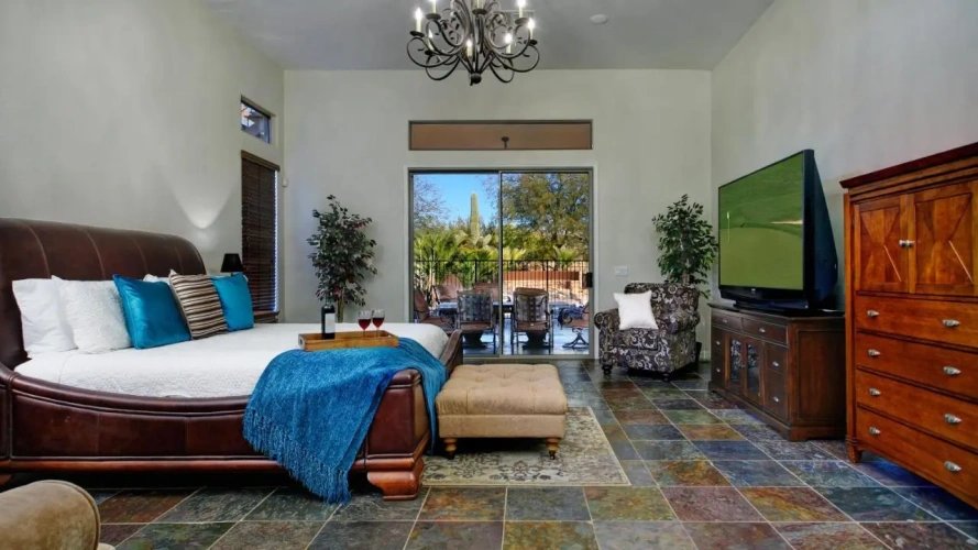 6 Bedrooms House