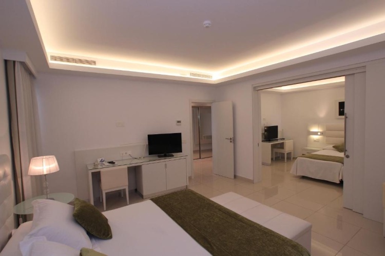 Quadruple Family Suite