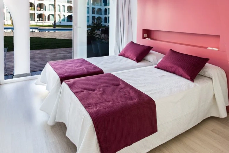 Premium Pool Access Twin Apartment