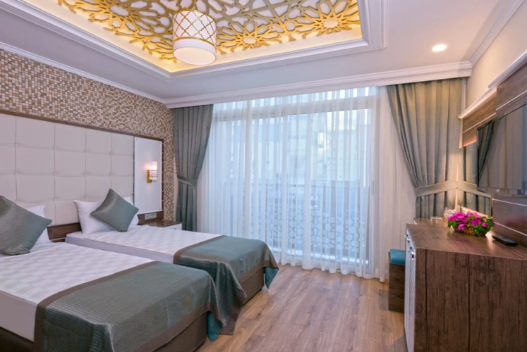 Standard Twin room with partial sea view