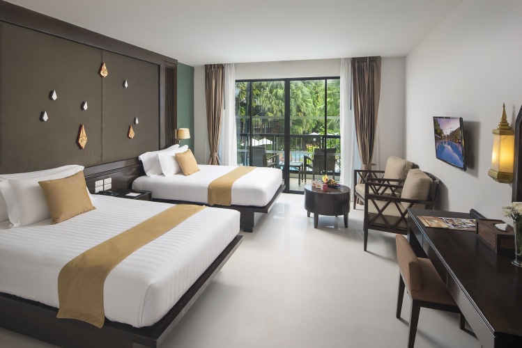 Deluxe Twin room with pool view