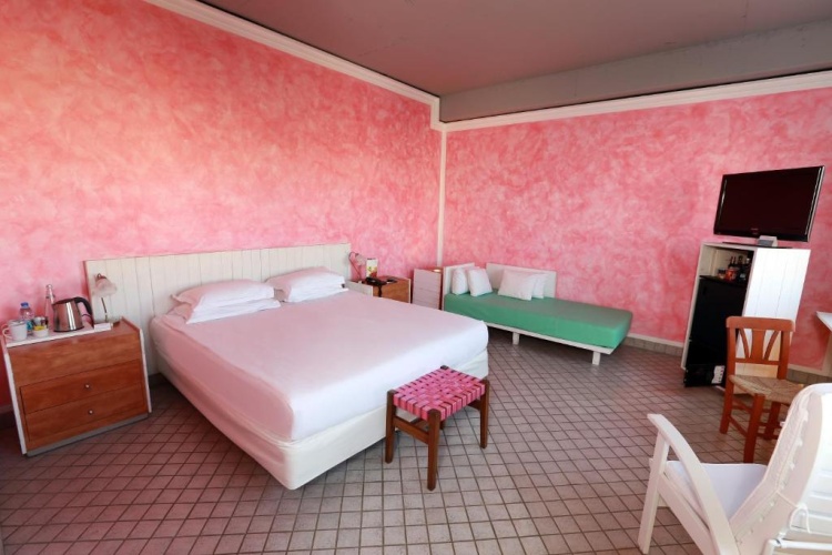 Connecting room
