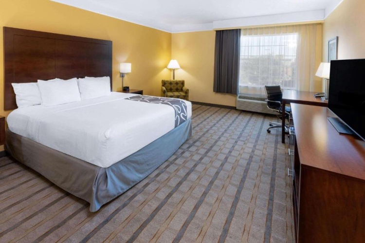 Deluxe Mobility/Hearing Accessible Double Suite