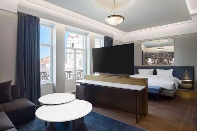 Astorija Suite with balcony and with old town view