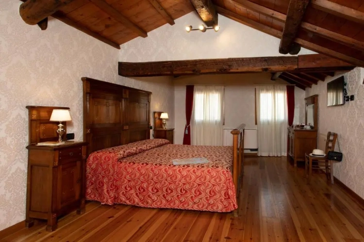 Deluxe Suite with canal view
