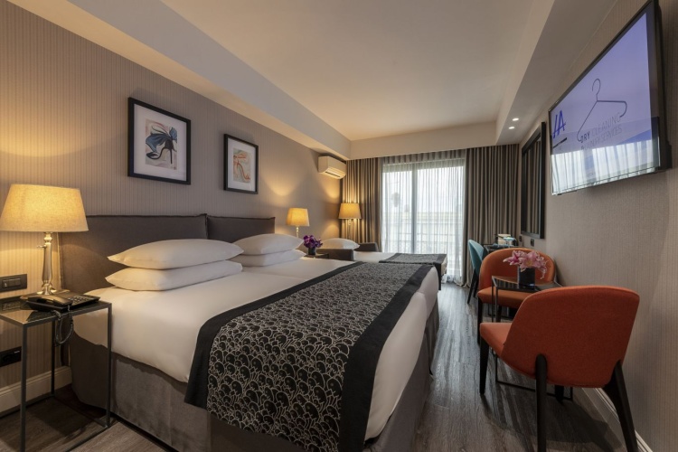 Superior Triple room with city view
