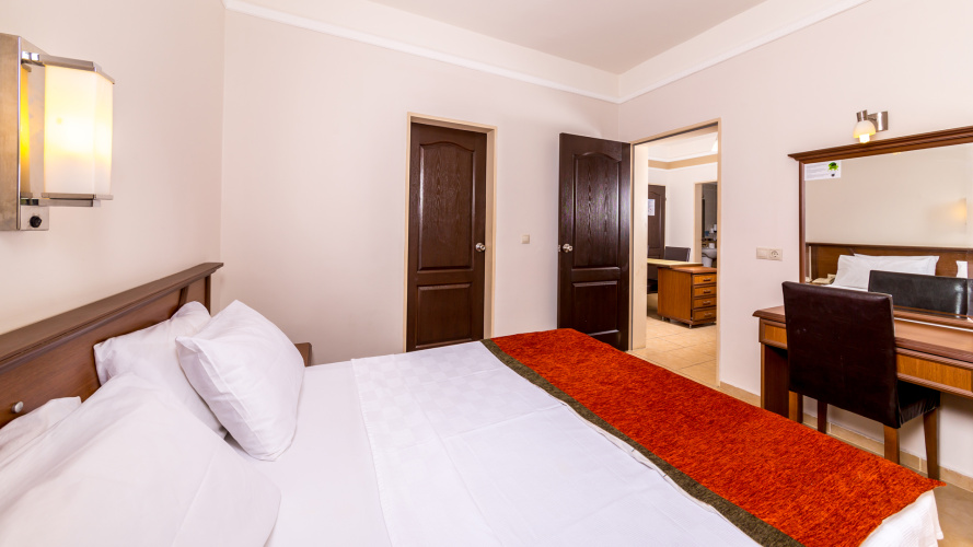 Standard Quadruple Family Suite