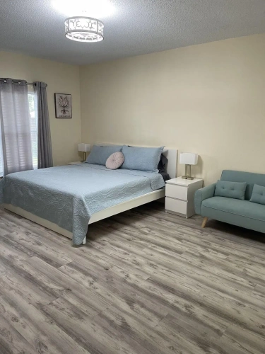 5 Bedrooms Pool Home