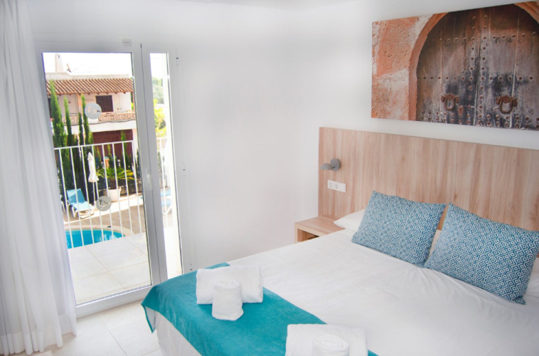 Double room with views to the pool