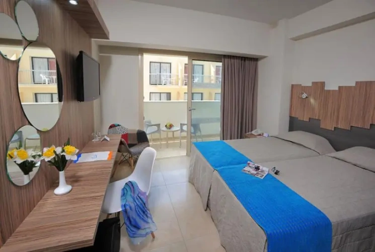 Twin room with balcony and with sea view