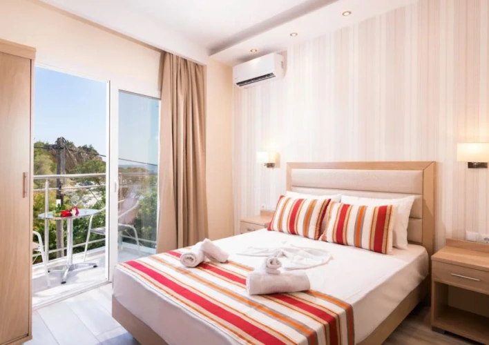 Double room with partial sea view