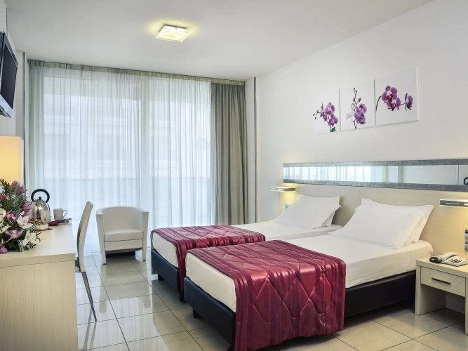Classic Twin room with partial sea view