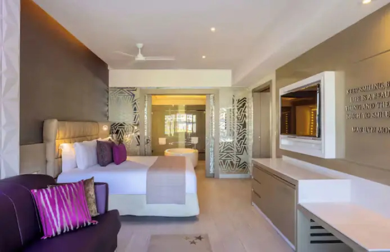 1 Bedroom Directors Star Class Swim Out Double Suite
