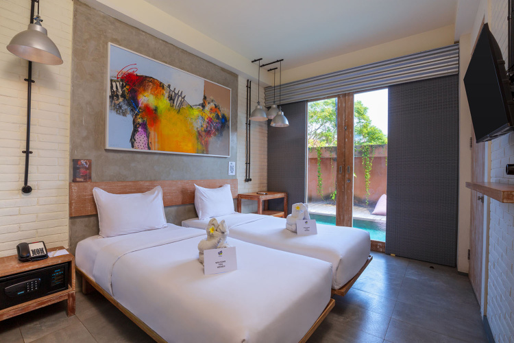 Deluxe Twin room with pool view