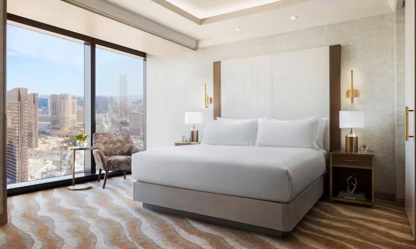 2 Bedrooms Entertainment Suite with strip view