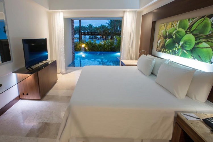 Swim Out Altitude Club Double Junior Suite