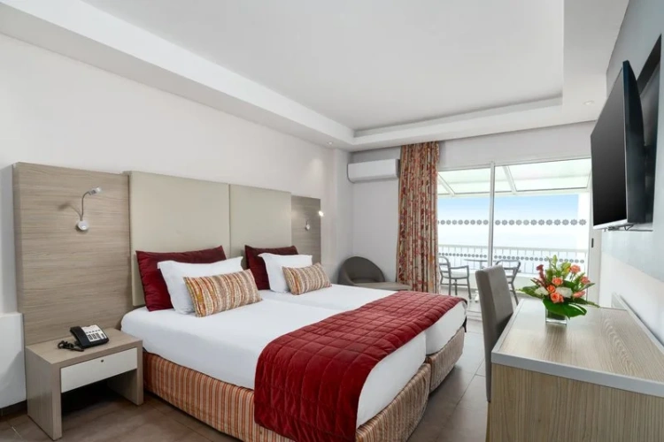 Standard Double room with partial ocean view