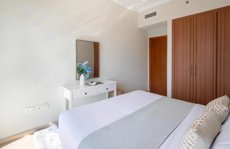Frank Porter - Dorra Bay Apartment