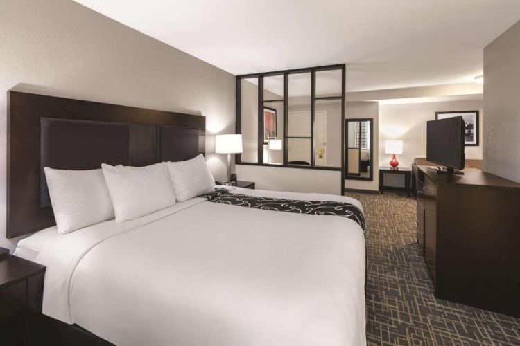 Mobility/Hearing Impaired Accessible Double Suite