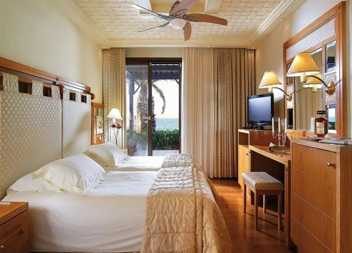 Royal Shared Pool Suite seafront