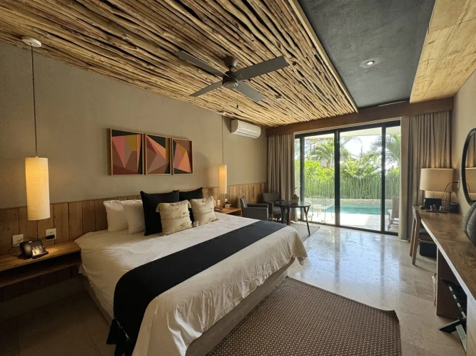 Swim-Up Double Suite with ocean view