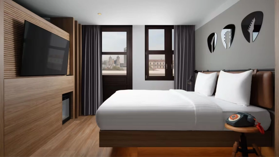 1 Bedroom Double Moxy Sweetie Suite with city view