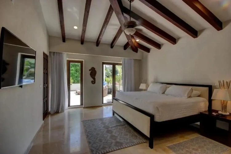 6 Bedrooms Villa beachfront