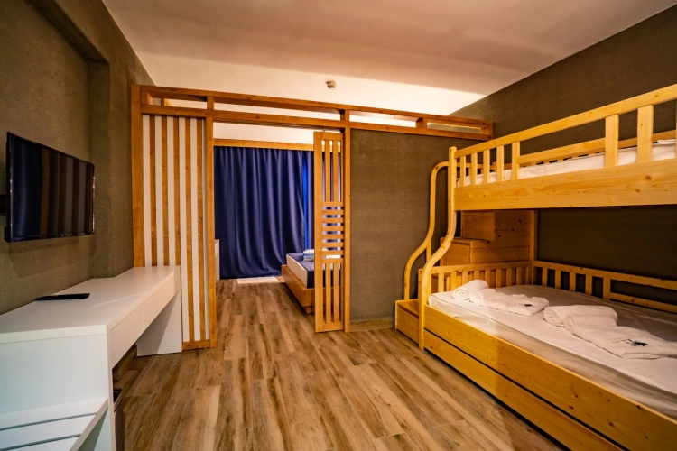 Deluxe Swim-Up Bunk-Bed Family room