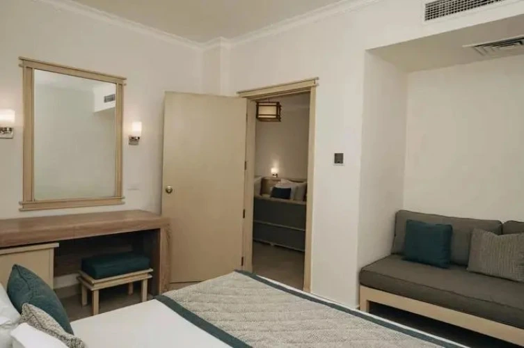 Family Double room with pool view