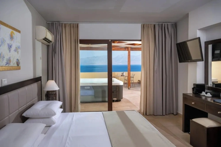 With Outdoor Jacuzzi Double Suite with sea view