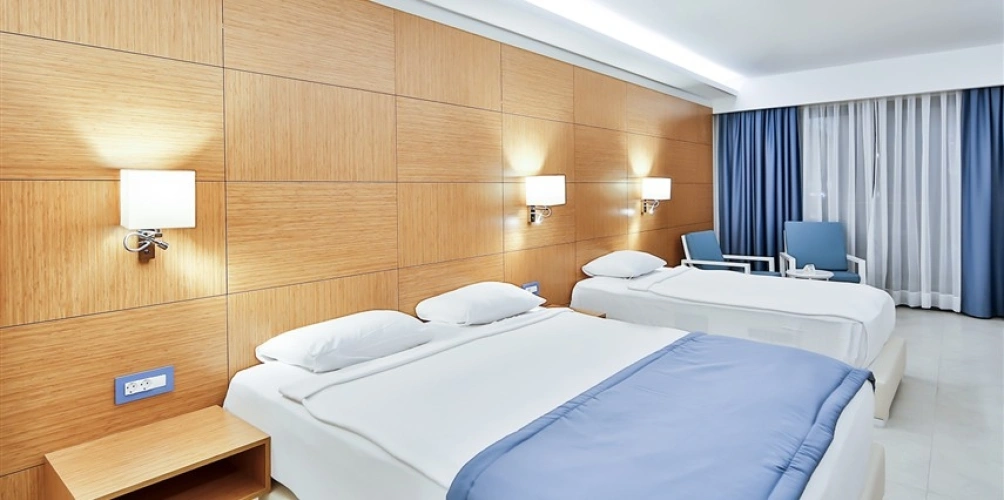 Standard Twin room with sea view