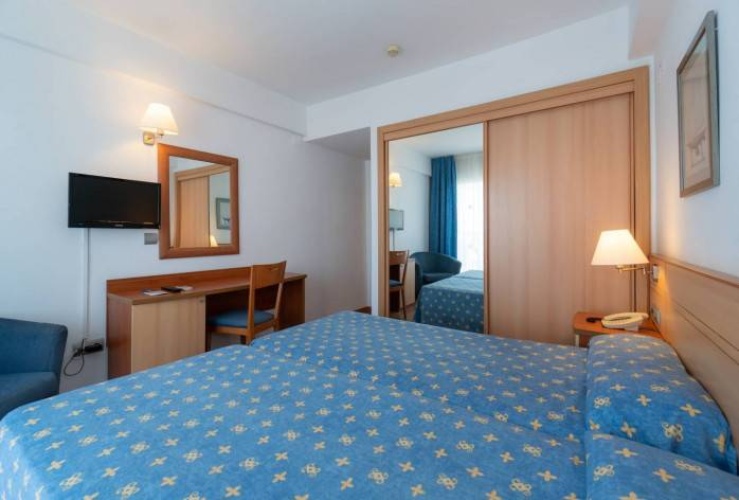 Med Twin room with balcony