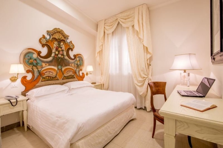 Large Deluxe Triple room