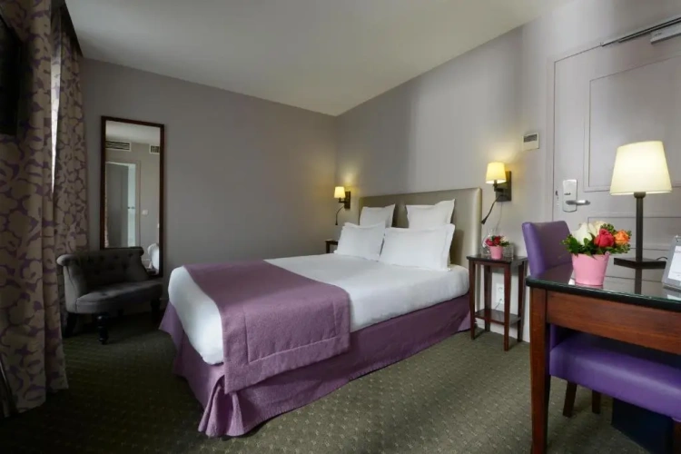 Twin room with street view