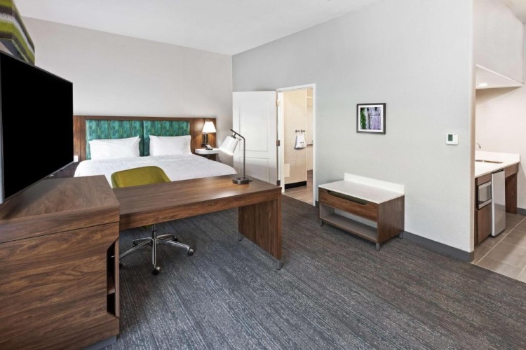 Mobility/Hearing Accessible with Tub Double Suite