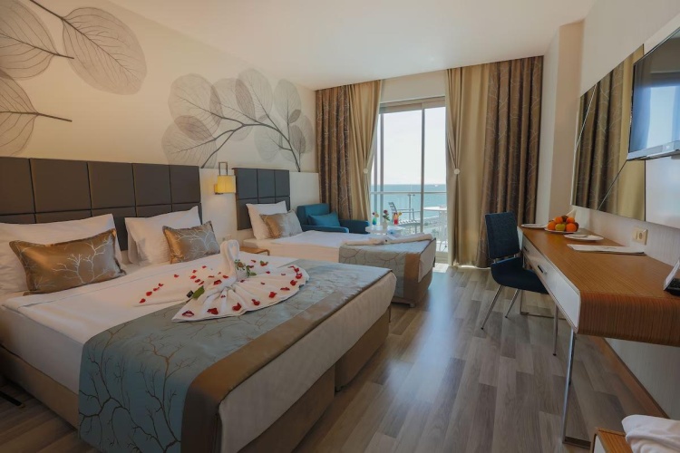 Standard Double room with partial sea view