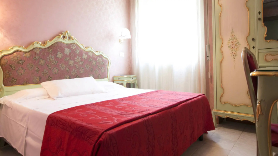 Romulus Hotel