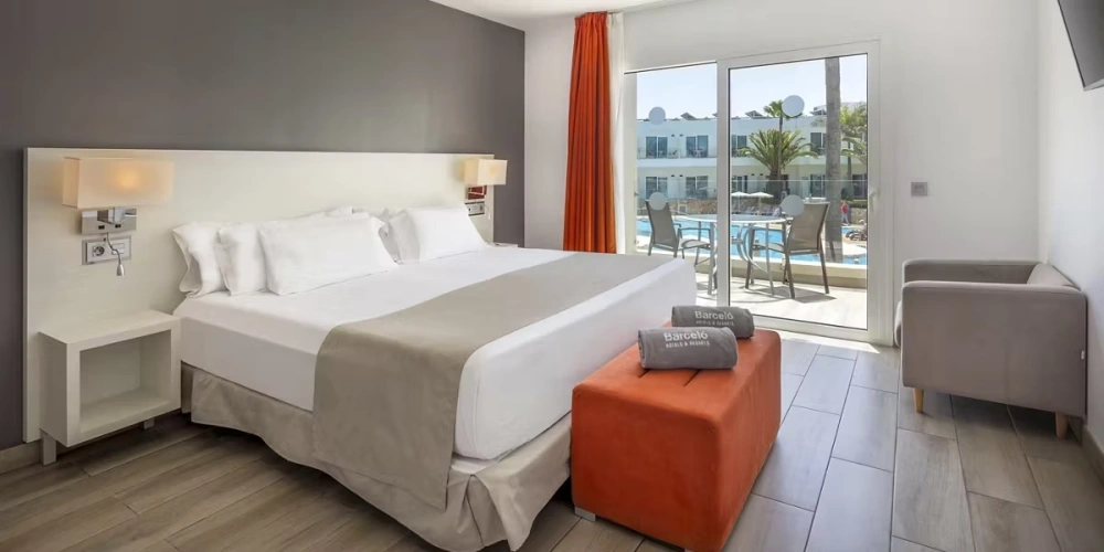 Twin Suite with pool view