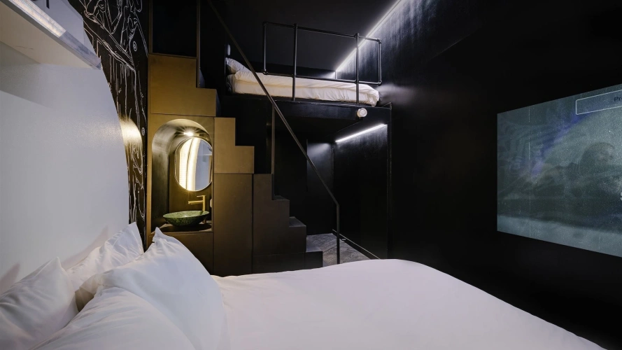Le Noir Friends room