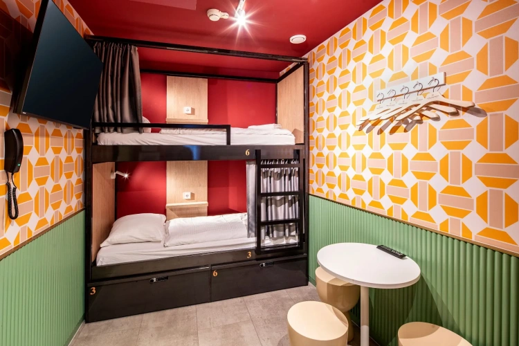 Sextuple room