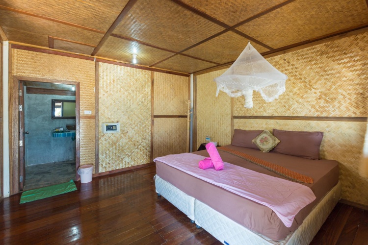 Standard with fan (no hot water) Bungalow beachfront