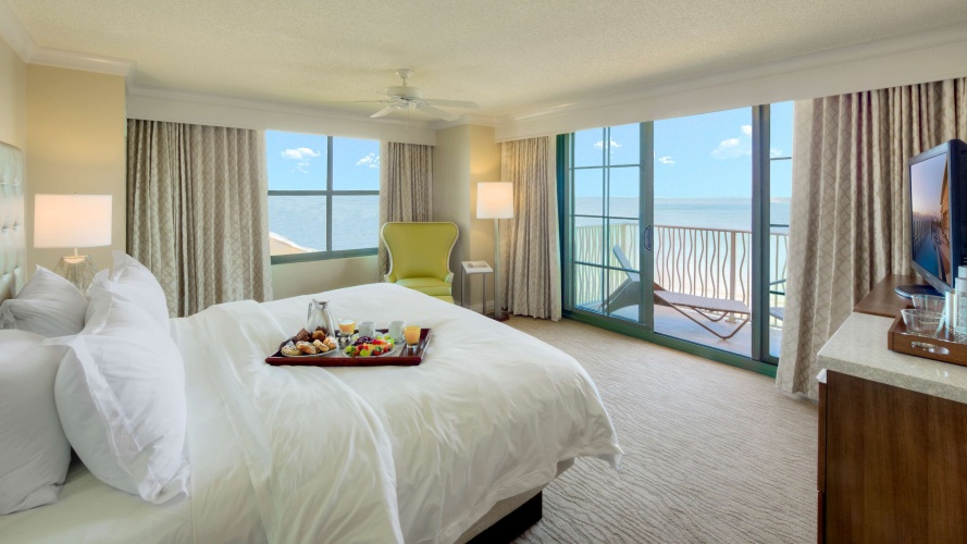 Club Level Double room with city view