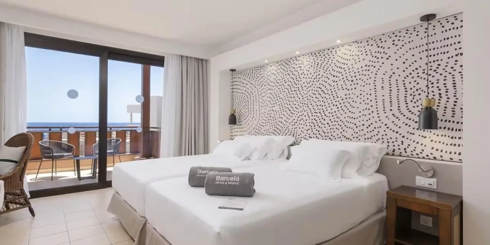 Double room with partial sea view