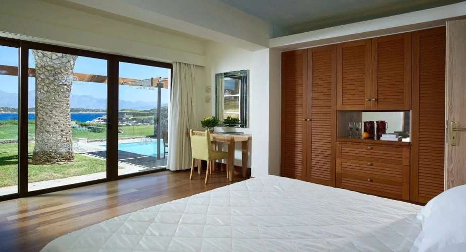 3 Bedrooms Aphrodite’s House Club Suite seafront